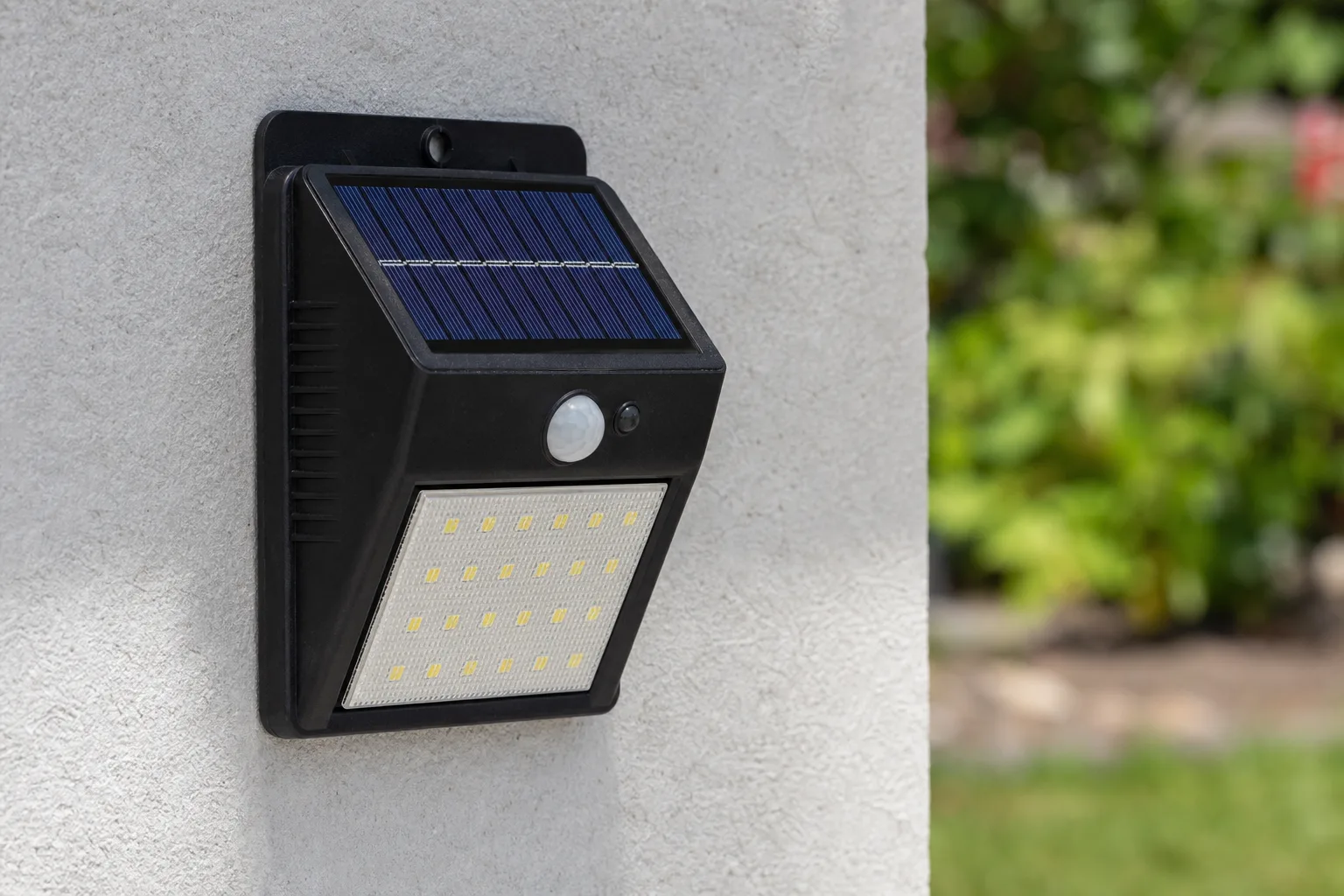 Solarlampen mit Bewegungsmelder einstellen: So funktioniert es